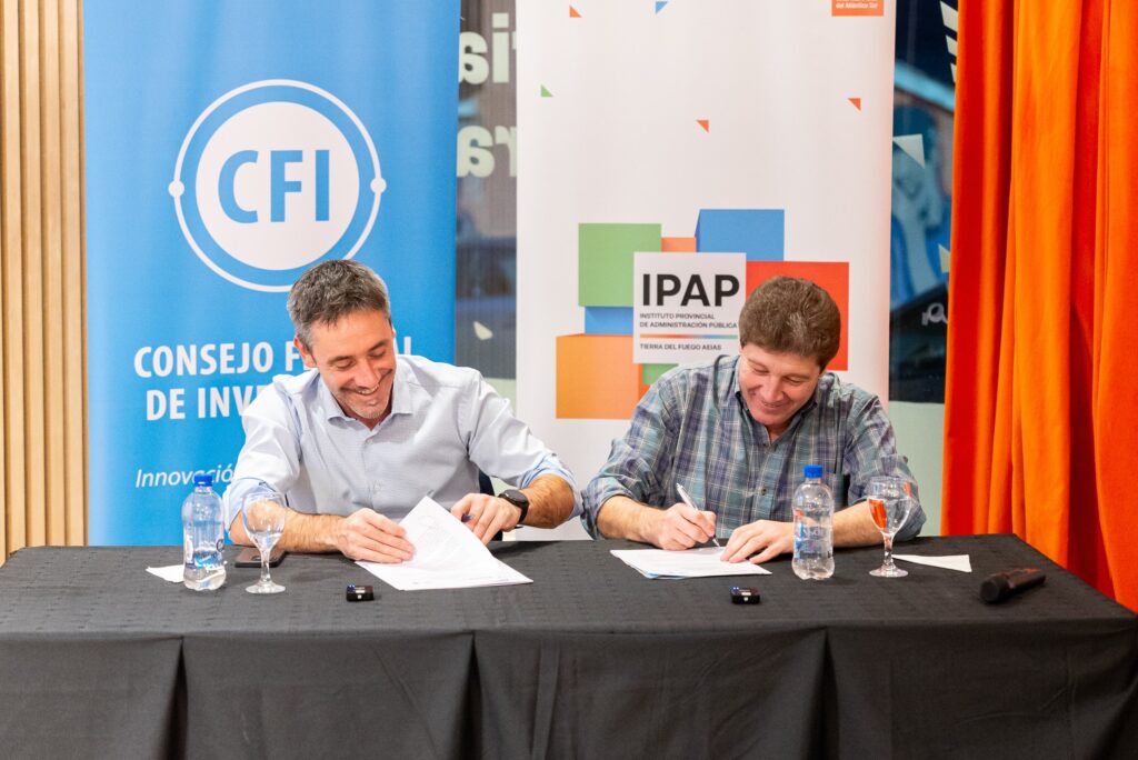 dos hombres firman un convenio