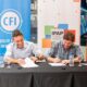 dos hombres firman un convenio