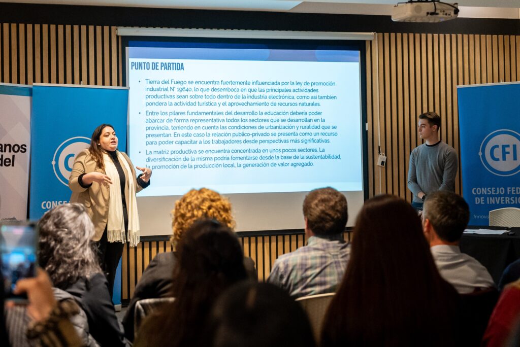 Dos personas presentando un power point - audiencia escuchando
